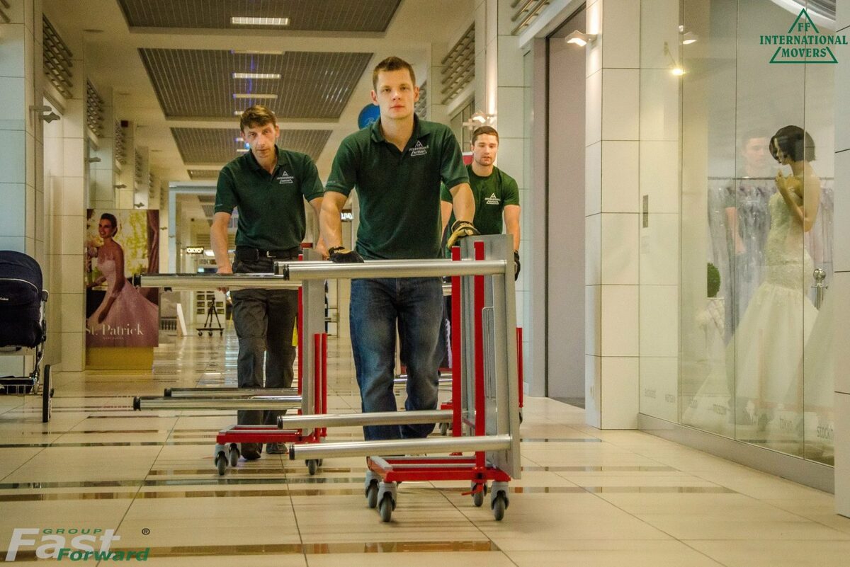 FF International Movers krāvēji ar profesionālu pārvietošanas tehniku — pārvākšanās serviss Rīgā